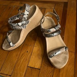 VIONIC W 9 HOOLA KORA RAFFIA BOA METALLIC BACKSTRAP WEDGE Snakeskin Sandals